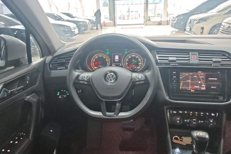 Used Volkswagen Tiguan L 2019 Revised 330TSI Automatic Two-Wheel Drive Smart & Luxury Edition China VI Standard Steering Wheel