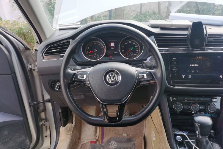 Used Volkswagen Tiguan L 2019 Updated Version 330TSI Automatic Two-Wheel Drive Panoramic Comfort Edition China VI Standard Steering Wheel