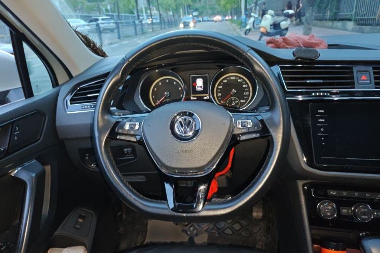 Used Volkswagen Tiguan L 2019 Revised 330TSI Automatic Two-Wheel Drive Smart & Luxury Edition China VI Standard Steering Wheel