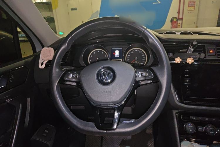 Used Volkswagen Tiguan L 2019 380TSI Automatic All-Wheel Drive Luxury Edition with 7 Seats China VI Standard Steering Wheel