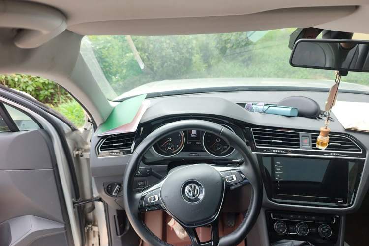 Used Volkswagen Tiguan L 2019 Updated Version 330TSI Automatic Two-Wheel Drive Panoramic Comfort Edition China VI Standard Steering Wheel