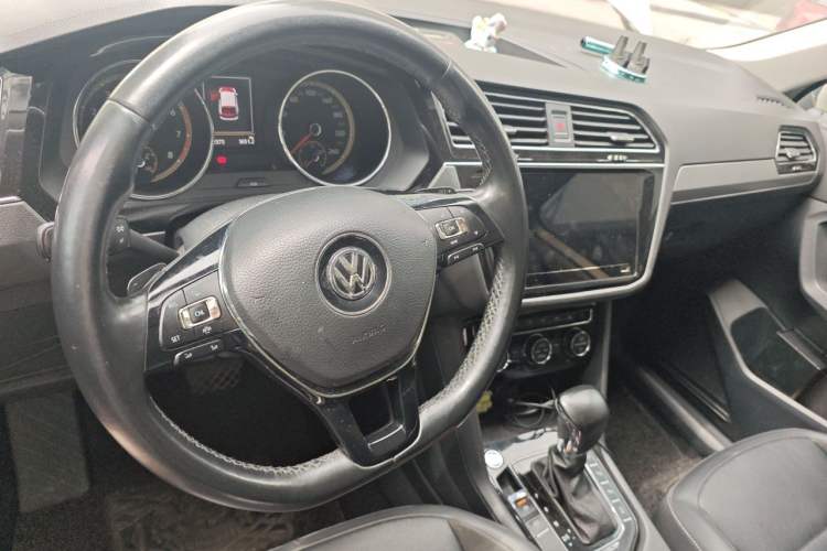 Used Volkswagen Tiguan L 2019 380TSI Automatic All-Wheel Drive Luxury Edition with 7 Seats China VI Standard Steering Wheel