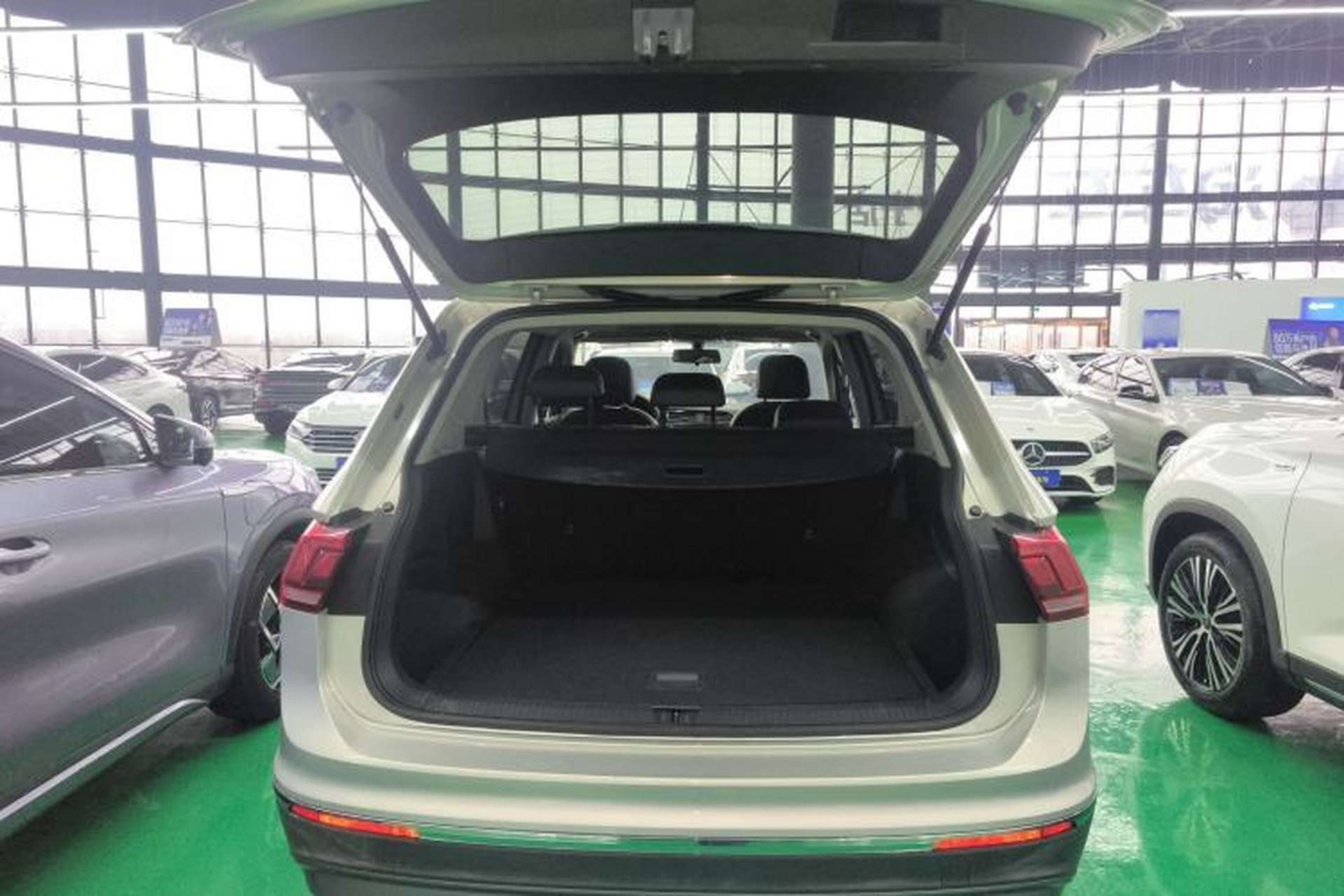 Used Volkswagen Tiguan L 2019 Updated Version 330TSI Automatic Two-Wheel Drive Panoramic Comfort Edition China VI Standard Trunk