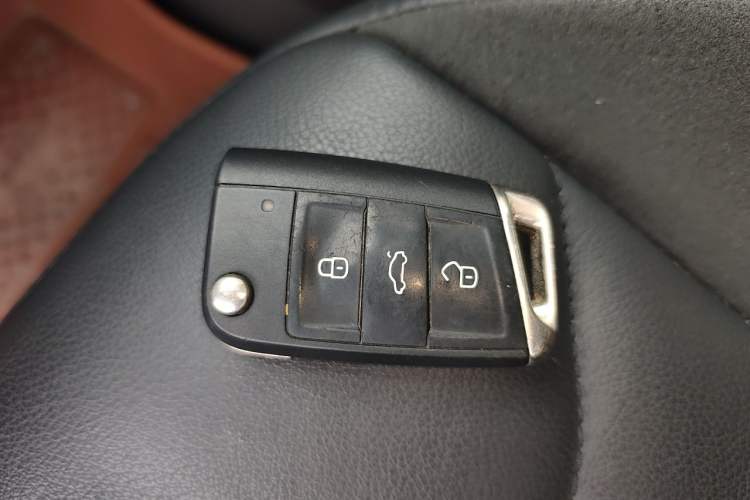 Used Volkswagen Tiguan L 2019 Updated Version 330TSI Automatic Two-Wheel Drive Panoramic Comfort Edition China VI Standard Vehicle Key