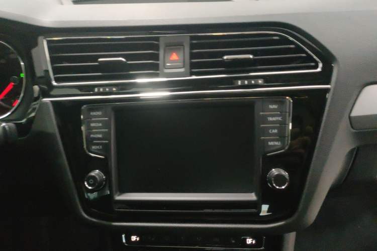 Used Volkswagen Tiguan L 2019 330TSI Automatic Two-Wheel Drive Smart Luxury Version China V Emission Standard Audio And AC Panel