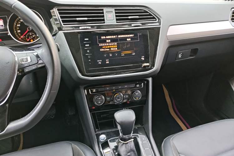 Used Volkswagen Tiguan L 2019 Updated Version 330TSI Automatic Two-Wheel Drive Panoramic Comfort Edition China VI Standard Audio And AC Panel