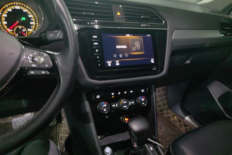 Used Volkswagen Tiguan L 2019 Updated Version 330TSI Automatic Two-Wheel Drive Panoramic Comfort Edition China VI Standard Audio And AC Panel
