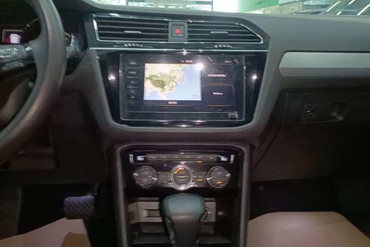 Used Volkswagen Tiguan L 2019 Revised 330TSI Automatic Two-Wheel Drive Smart & Luxury Edition China VI Standard Audio And AC Panel