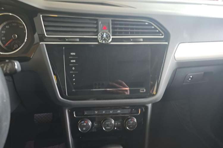 Used Volkswagen Tiguan L 2019 Updated Version 330TSI Automatic Two-Wheel Drive Panoramic Comfort Edition China VI Standard Audio And AC Panel