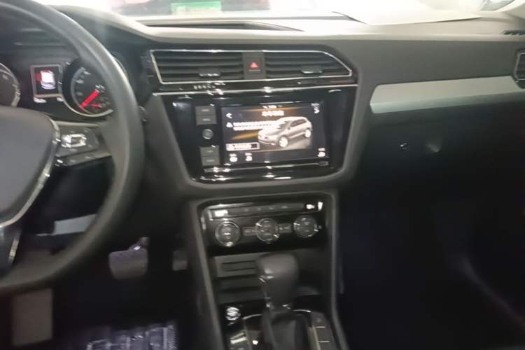 Used Volkswagen Tiguan L 2019 330TSI Automatic Two-Wheel Drive Panoramic Comfort Edition China VI Standard Audio And AC Panel
