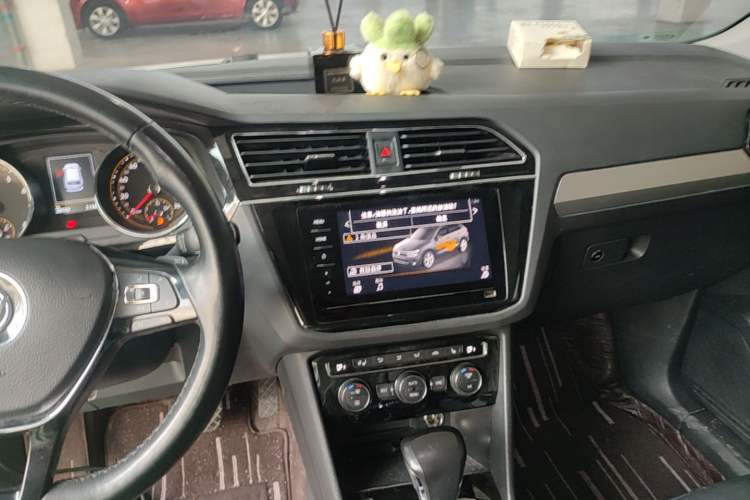 Used Volkswagen Tiguan L 2019 Revised 330TSI Automatic Two-Wheel Drive Smart & Luxury Edition China VI Standard Audio And AC Panel