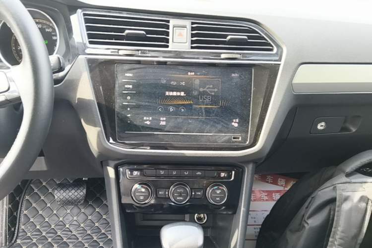 Used Volkswagen Tiguan L 2019 Updated Version 330TSI Automatic Two-Wheel Drive Panoramic Comfort Edition China VI Standard Audio And AC Panel