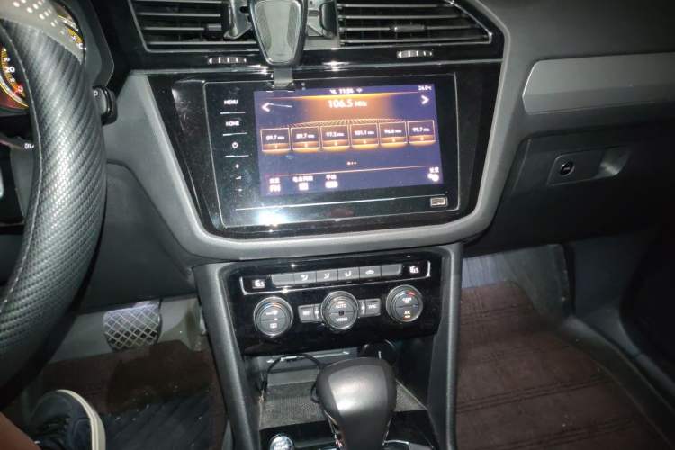 Used Volkswagen Tiguan L 2019 Updated Version 330TSI Automatic Two-Wheel Drive Panoramic Comfort Edition China VI Standard Audio And AC Panel