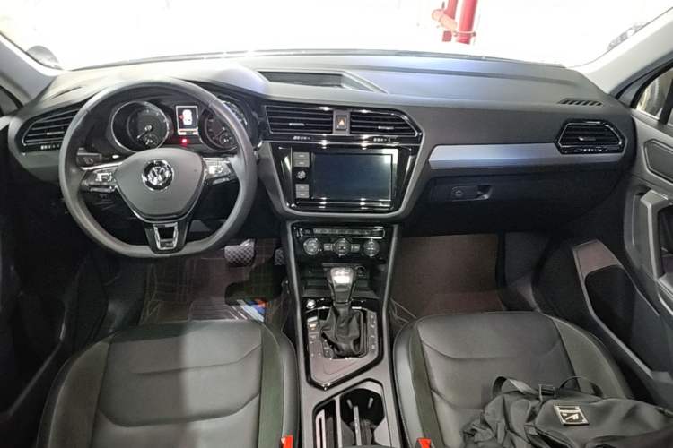 Used Volkswagen Tiguan L 2019 330TSI Automatic Two-Wheel Drive Smart Luxury Version China VI Standard Center Console