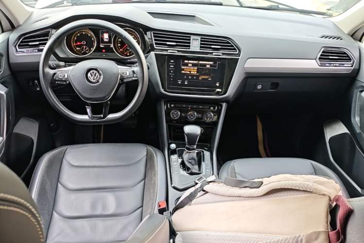 Used Volkswagen Tiguan L 2019 Updated Version 330TSI Automatic Two-Wheel Drive Panoramic Comfort Edition China VI Standard Center Console