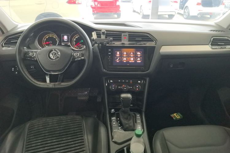 Used Volkswagen Tiguan L 2019 Updated Version 330TSI Automatic Two-Wheel Drive Panoramic Comfort Edition China VI Standard Center Console
