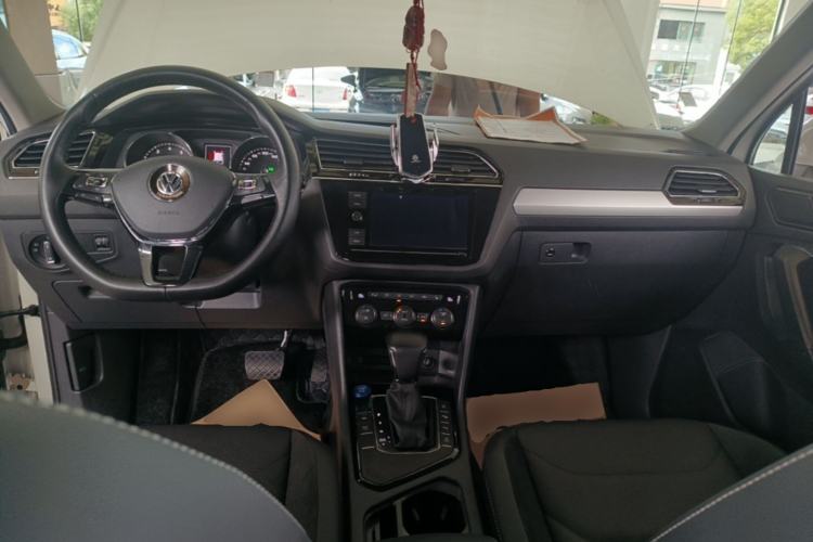 Used Volkswagen Tiguan L 2019 330TSI Automatic Two-Wheel Drive Smart Luxury Version China VI Standard Center Console