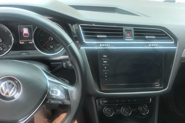 Used Volkswagen Tiguan L 2019 Updated Version 330TSI Automatic Two-Wheel Drive Panoramic Comfort Edition China VI Standard Center Console