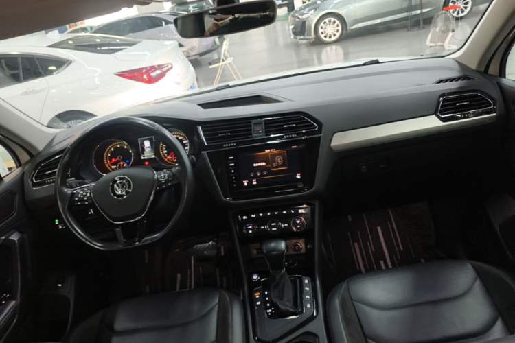 Used Volkswagen Tiguan L 2019 Revised 330TSI Automatic Two-Wheel Drive Smart & Luxury Edition China VI Standard Center Console