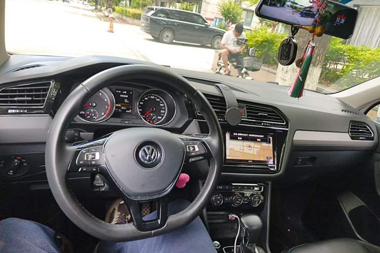 Used Volkswagen Tiguan L 2019 330TSI Automatic Two-Wheel Drive Smart Luxury Version China VI Standard Center Console