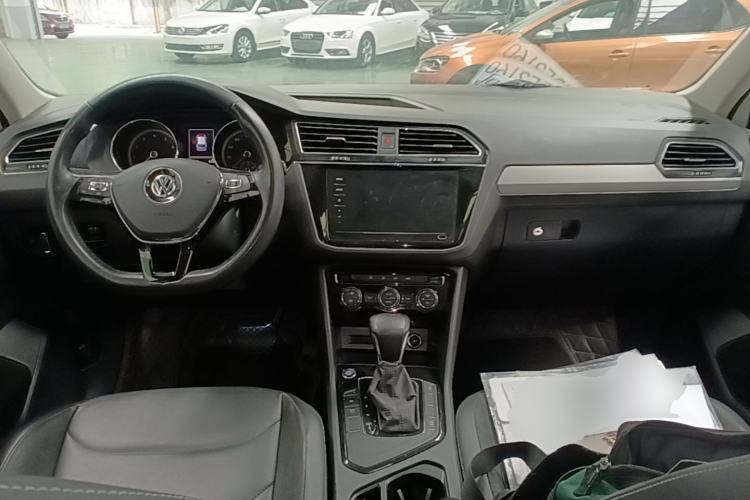 Used Volkswagen Tiguan L 2019 Updated Version 330TSI Automatic Two-Wheel Drive Panoramic Comfort Edition China VI Standard Center Console