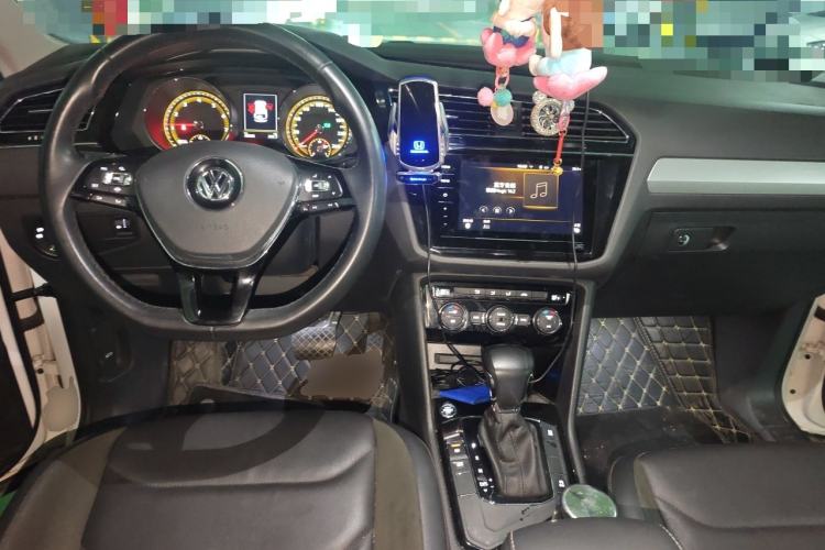 Used Volkswagen Tiguan L 2019 Updated Version 330TSI Automatic Two-Wheel Drive Panoramic Comfort Edition China VI Standard Center Console