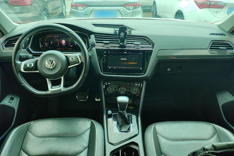 Used Volkswagen Tiguan L 2019 330TSI Automatic Two-Wheel Drive R-Line Flagship Model China VI Standard Center Console