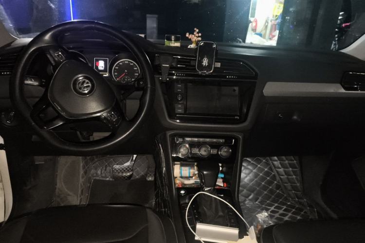 Used Volkswagen Tiguan L 2019 330TSI Automatic Two-Wheel Drive Smart Luxury Version China VI Standard Center Console