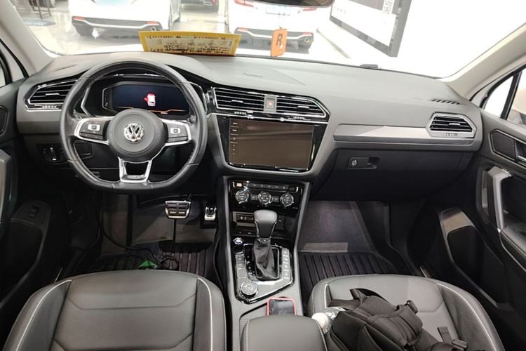 Used Volkswagen Tiguan L 2019 380TSI Automatic All-Wheel Drive R-Line Flagship 7-Seater China VI Standard Center Console