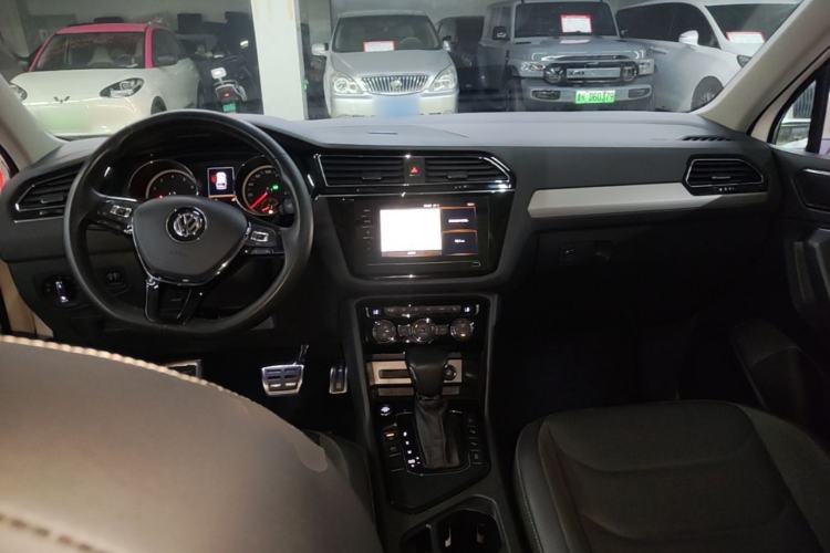 Used Volkswagen Tiguan L 2019 Revised 330TSI Automatic Two-Wheel Drive Smart & Luxury Edition China VI Standard Center Console