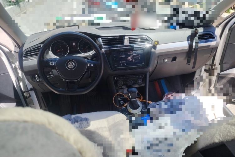 Used Volkswagen Tiguan L 2019 330TSI Automatic Two-Wheel Drive Smart Luxury Version China VI Standard Center Console