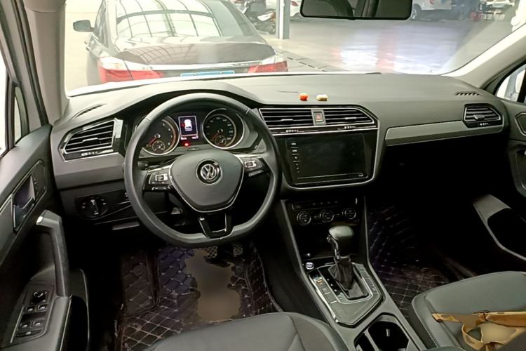 Used Volkswagen Tiguan L 2019 Updated Version 330TSI Automatic Two-Wheel Drive Panoramic Comfort Edition China VI Standard Center Console