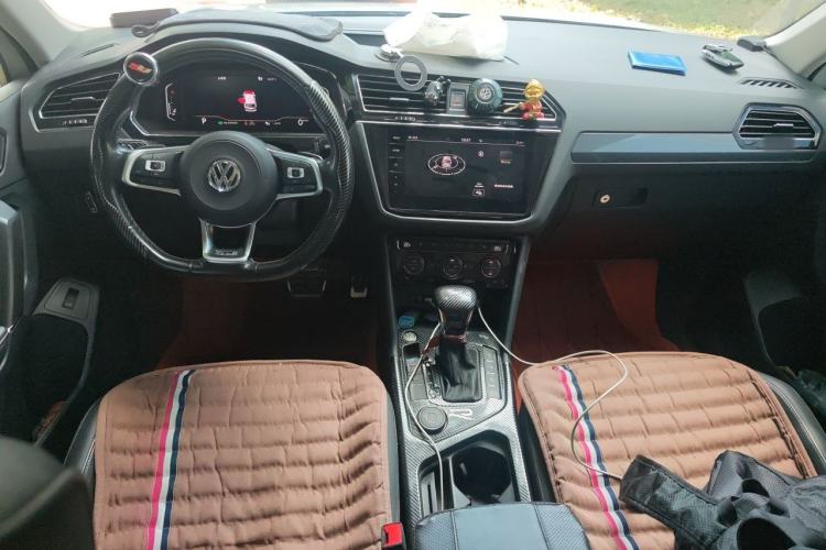 Used Volkswagen Tiguan L 2019 380TSI Automatic All-Wheel Drive R-Line Flagship 7-Seater China VI Standard Center Console
