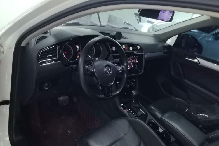 Used Volkswagen Tiguan L 2019 Updated Version 330TSI Automatic Two-Wheel Drive Panoramic Comfort Edition China VI Standard Center Console