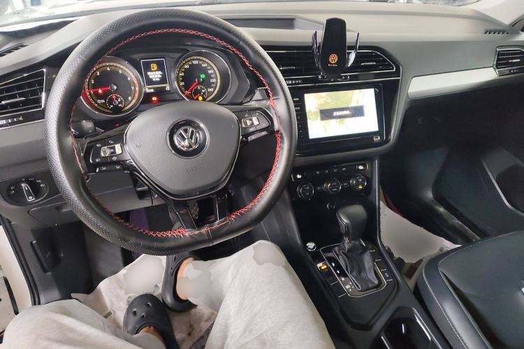 Used Volkswagen Tiguan L 2019 Updated Version 330TSI Automatic Two-Wheel Drive Panoramic Comfort Edition China VI Standard Center Console