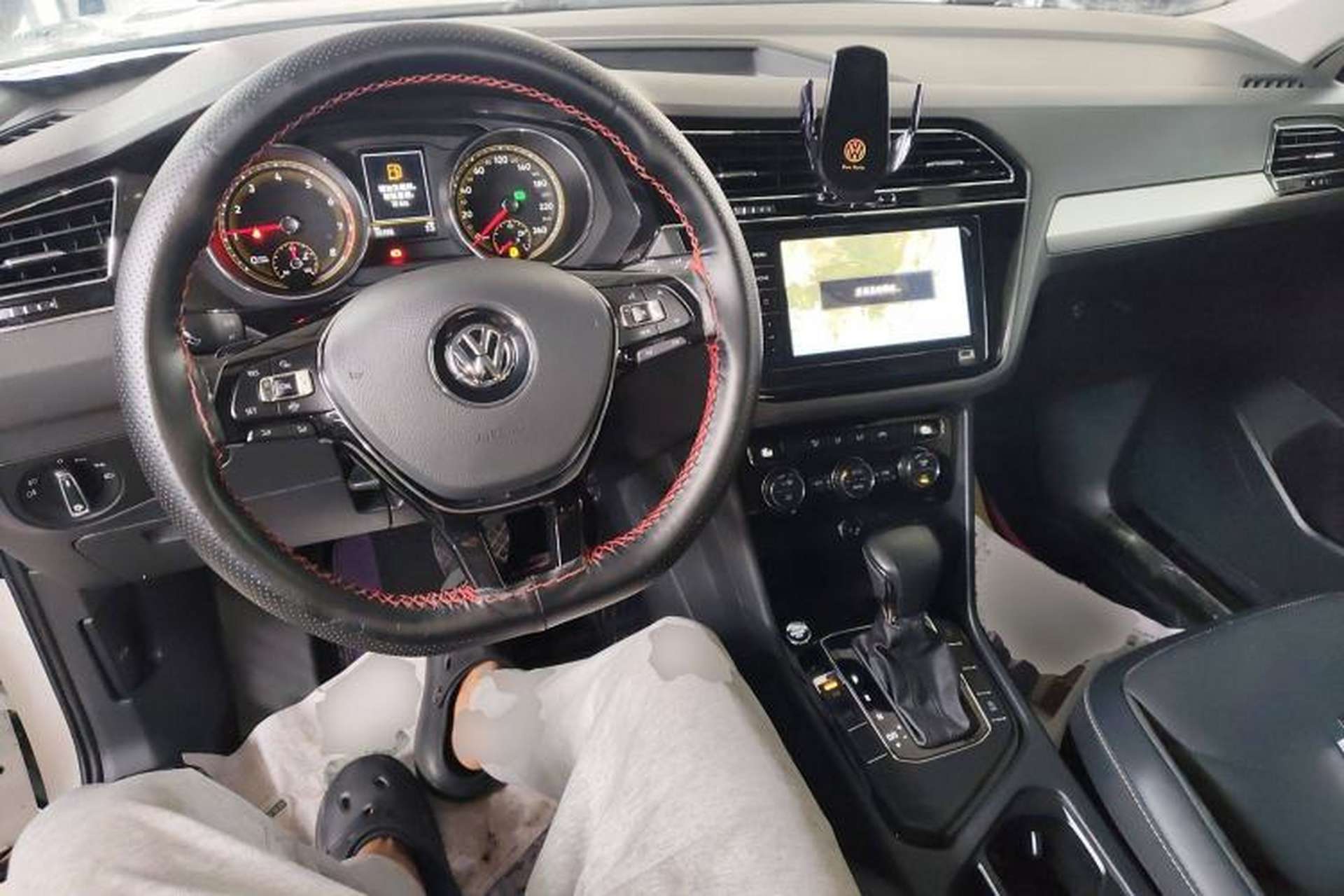 Used Volkswagen Tiguan L 2019 Updated Version 330TSI Automatic Two-Wheel Drive Panoramic Comfort Edition China VI Standard Center Console