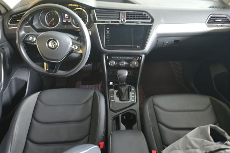 Used Volkswagen Tiguan L 2019 Updated Version 330TSI Automatic Two-Wheel Drive Panoramic Comfort Edition China VI Standard Center Console
