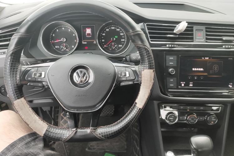 Used Volkswagen Tiguan L 2019 330TSI Automatic Two-Wheel Drive Panoramic Comfort Edition China VI Standard Center Console