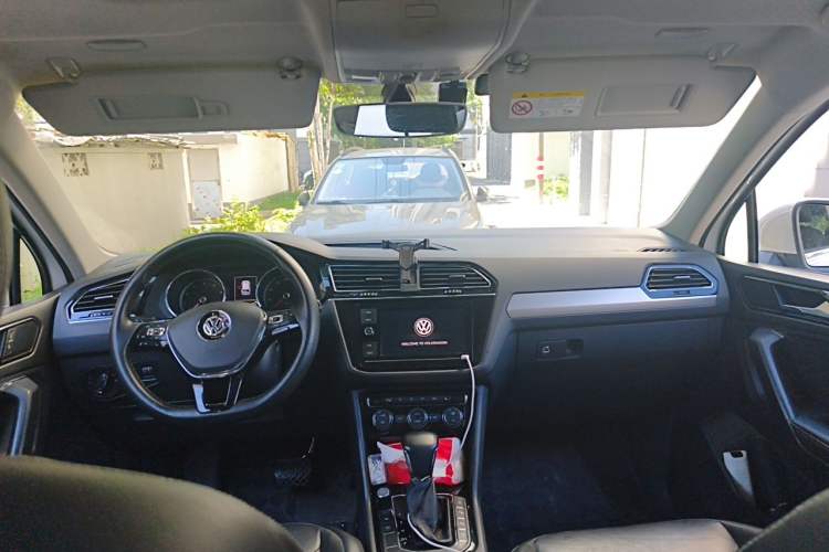 Used Volkswagen Tiguan L 2019 330TSI Automatic Two-Wheel Drive Smart Luxury Version China VI Standard Center Console