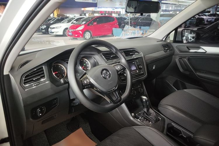 Used Volkswagen Tiguan L 2019 330TSI Automatic Two-Wheel Drive Luxury Edition China VI Standard Center Console