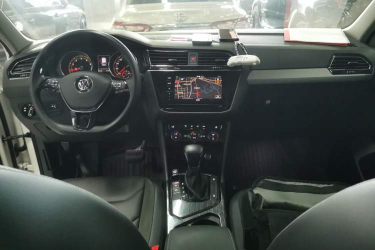 Used Volkswagen Tiguan L 2019 Updated Version 330TSI Automatic Two-Wheel Drive Panoramic Comfort Edition China VI Standard Center Console