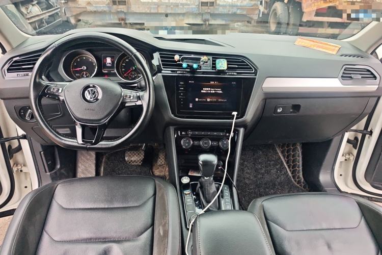 Used Volkswagen Tiguan L 2019 380TSI Automatic All-Wheel Drive Luxury Edition with 7 Seats China VI Standard Center Console