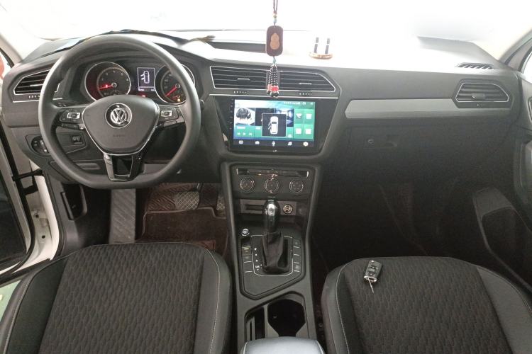 Used Volkswagen Tiguan L 2019 330TSI Automatic Two-Wheel Drive Luxury Edition China VI Standard Center Console