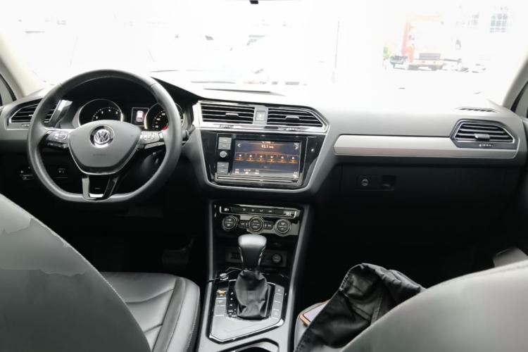 Used Volkswagen Tiguan L 2019 330TSI Automatic Two-Wheel Drive Panoramic Comfort Edition China VI Standard Center Console