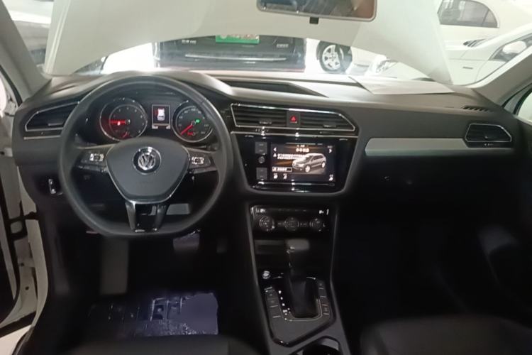 Used Volkswagen Tiguan L 2019 330TSI Automatic Two-Wheel Drive Panoramic Comfort Edition China VI Standard Center Console
