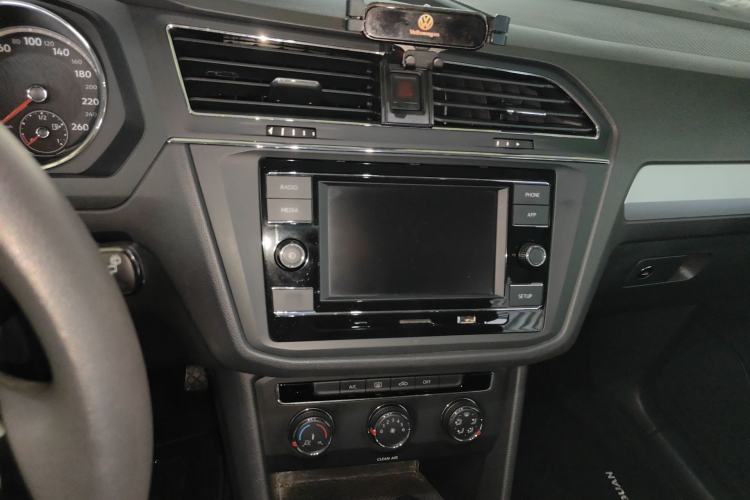 Used Volkswagen Tiguan L 2019 330TSI Automatic Two-Wheel Drive Luxury Edition China VI Standard Center Console