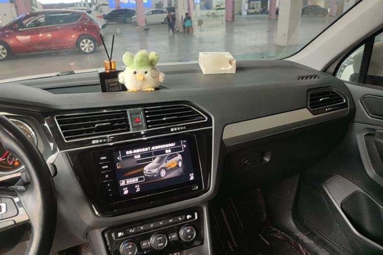 Used Volkswagen Tiguan L 2019 Revised 330TSI Automatic Two-Wheel Drive Smart & Luxury Edition China VI Standard Center Console