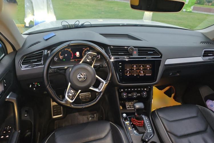 Used Volkswagen Tiguan L 2019 330TSI Automatic Two-Wheel Drive R-Line Flagship Model China VI Standard Center Console