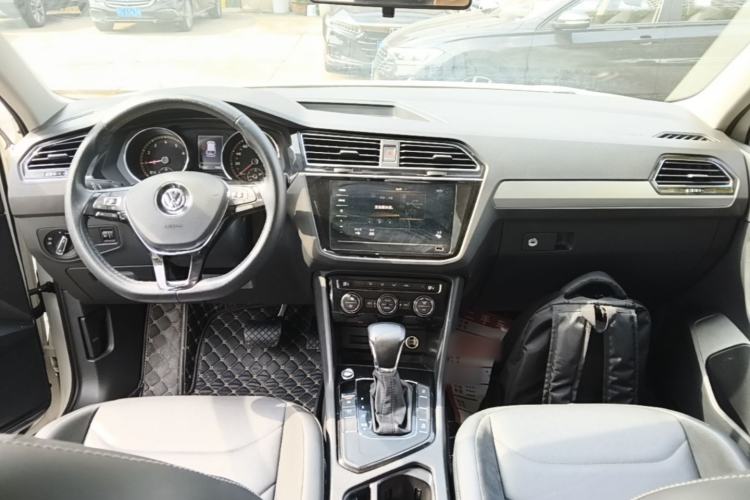 Used Volkswagen Tiguan L 2019 Updated Version 330TSI Automatic Two-Wheel Drive Panoramic Comfort Edition China VI Standard Center Console
