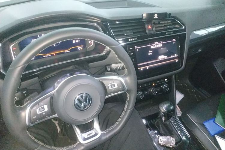 Used Volkswagen Tiguan L 2019 330TSI Automatic Two-Wheel Drive R-Line Flagship Model China VI Standard Center Console